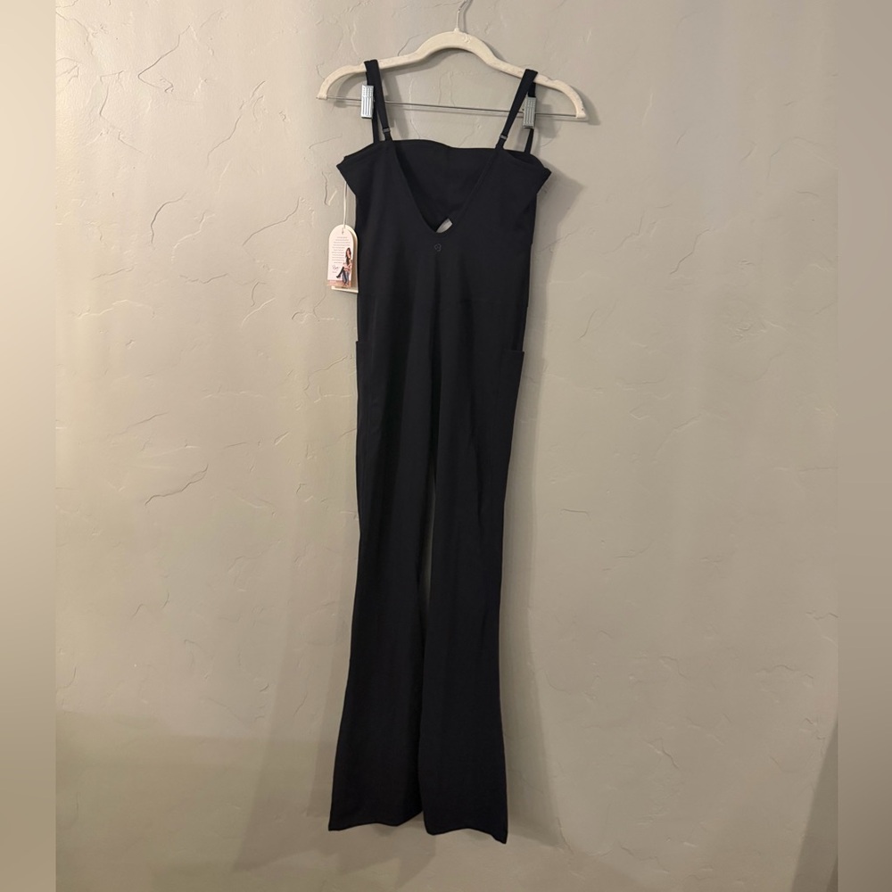 NWT! BLOGILATES Women's Peekaboo Flare Active Jumpsuit.
Black. Small. - Picture 5 of 6